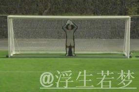 C罗挑战机器人守门员，射门频频被挡出，最后抓住漏洞进球