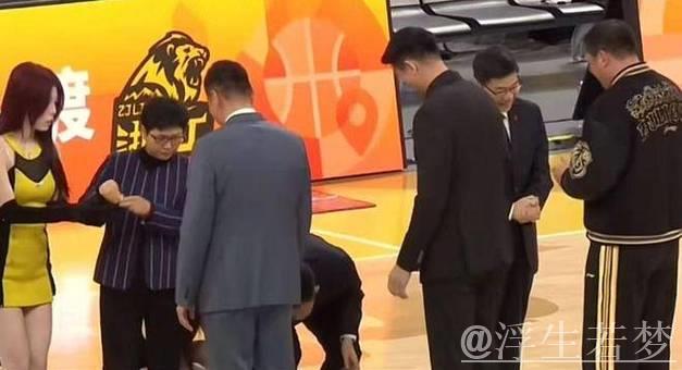 不给冠军面子？为王博颁戒指掉地上，楼明更衣室领奖，球迷：太教条了